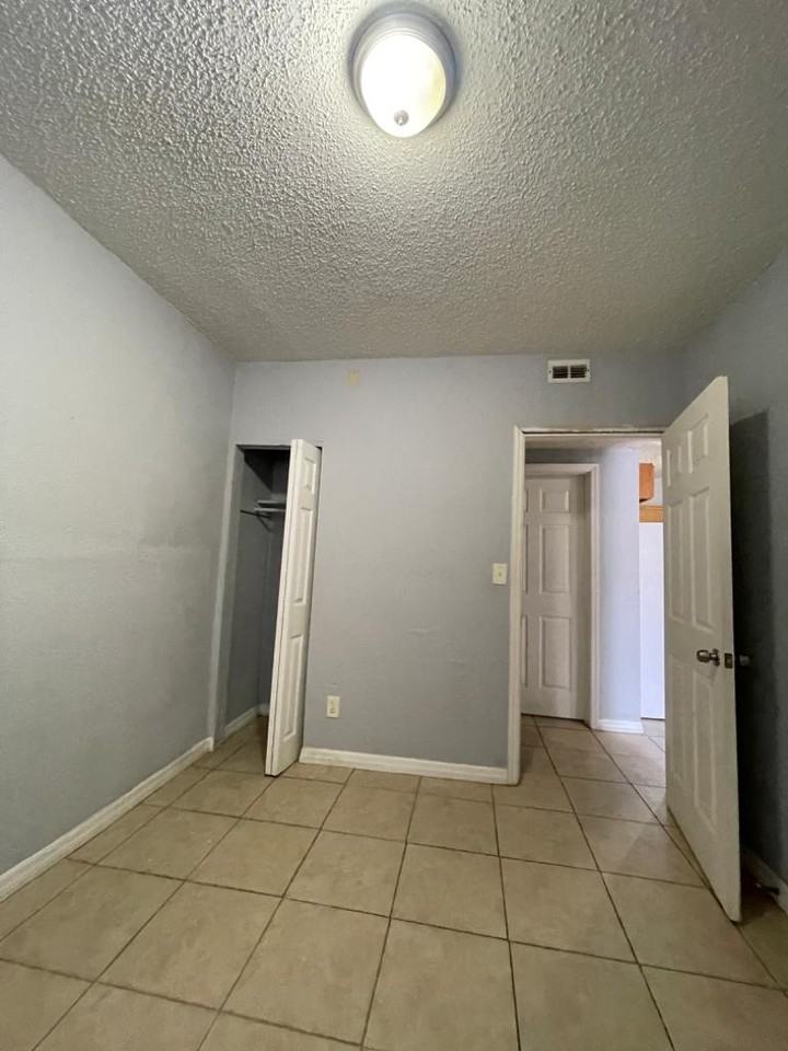 1332 W 21st St #1 - Photo 4 of 9