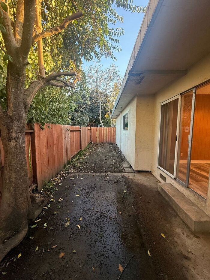 483 Willow Ave - Photo 3 of 9