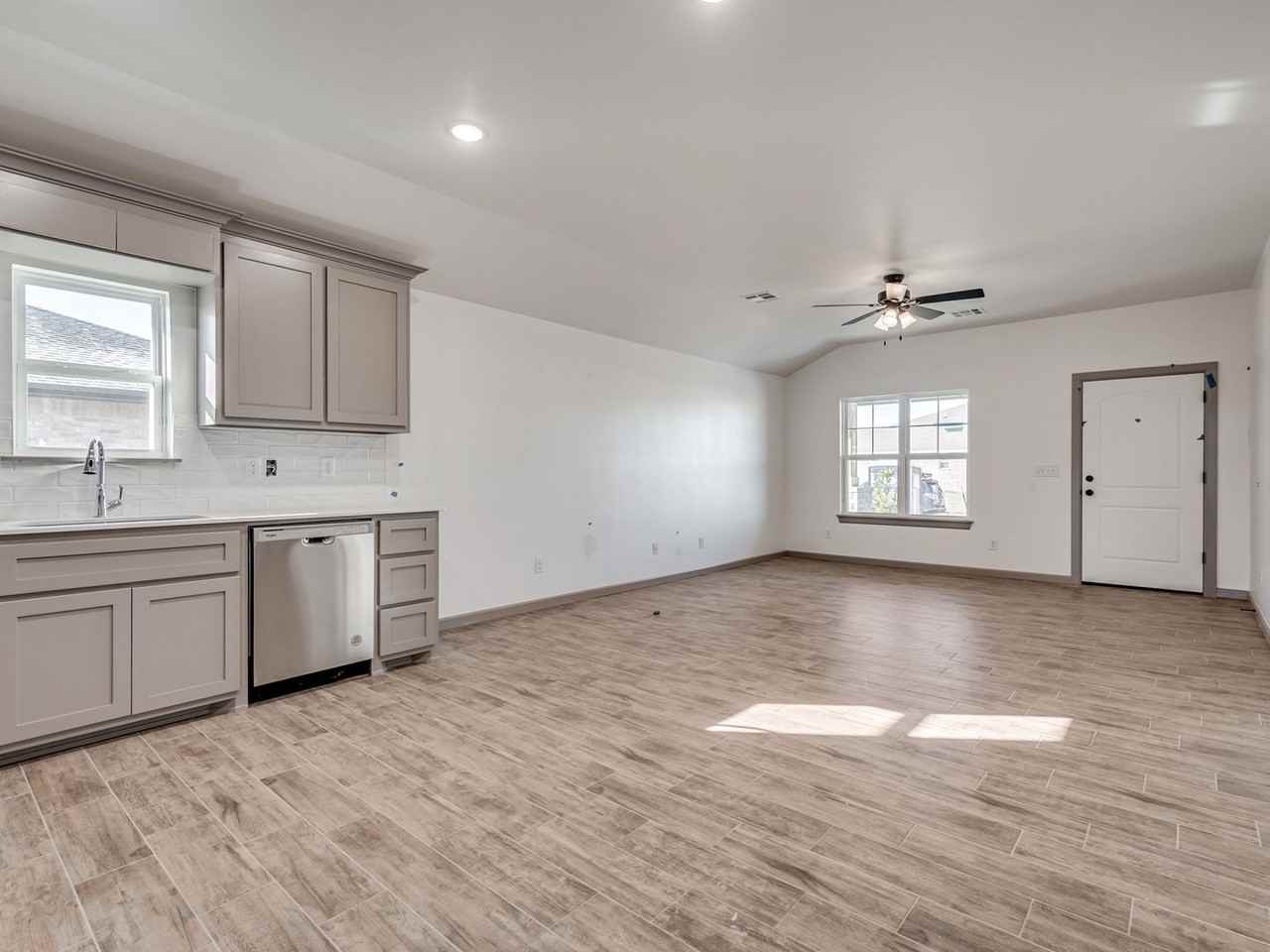 682 Grand Sycamore Dr - Photo 2 of 24