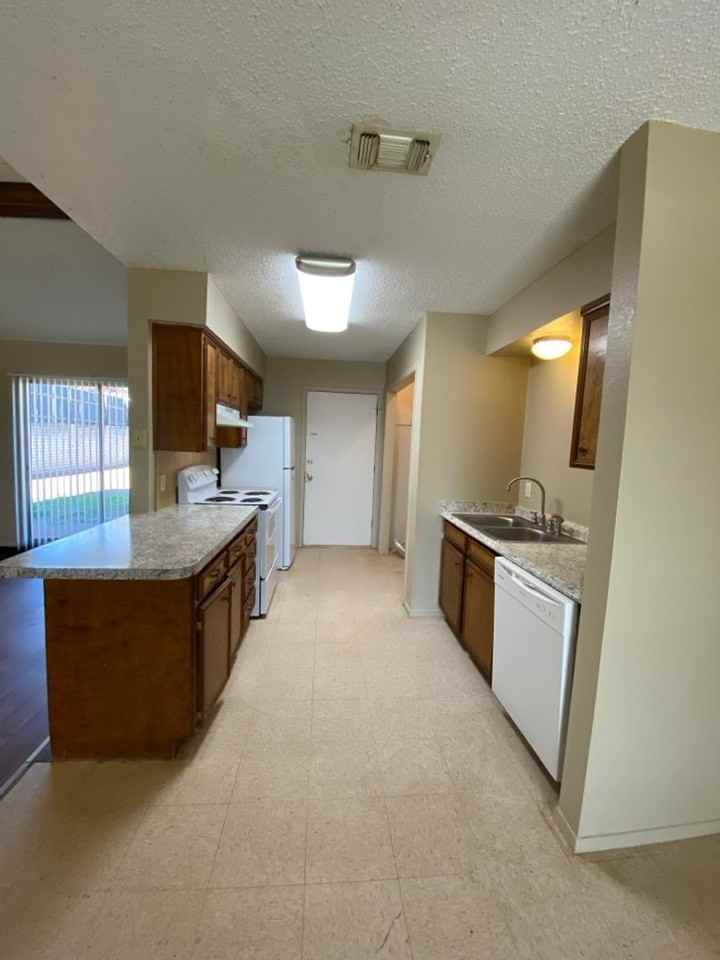 2812 Sunset Dr - Photo 4 of 17