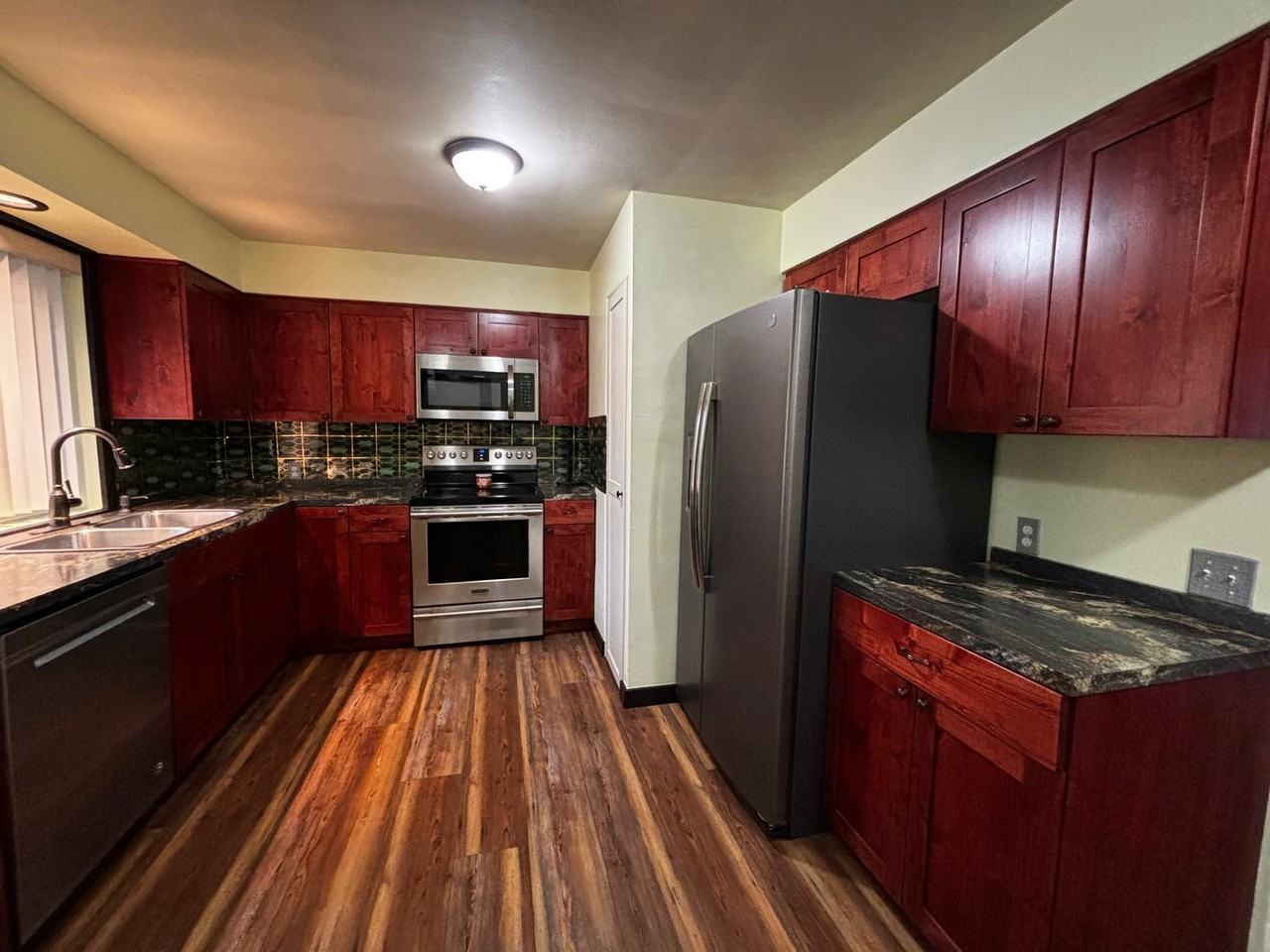 1174 Hiatt St - Photo 3 of 8