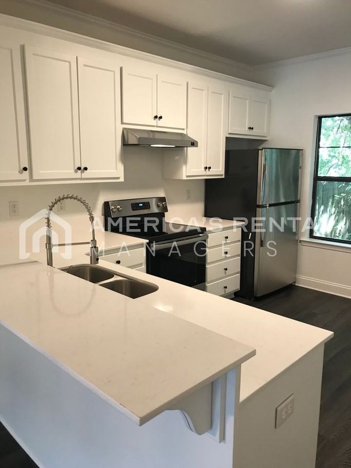 1911 6th Ave - Photo 3 of 17