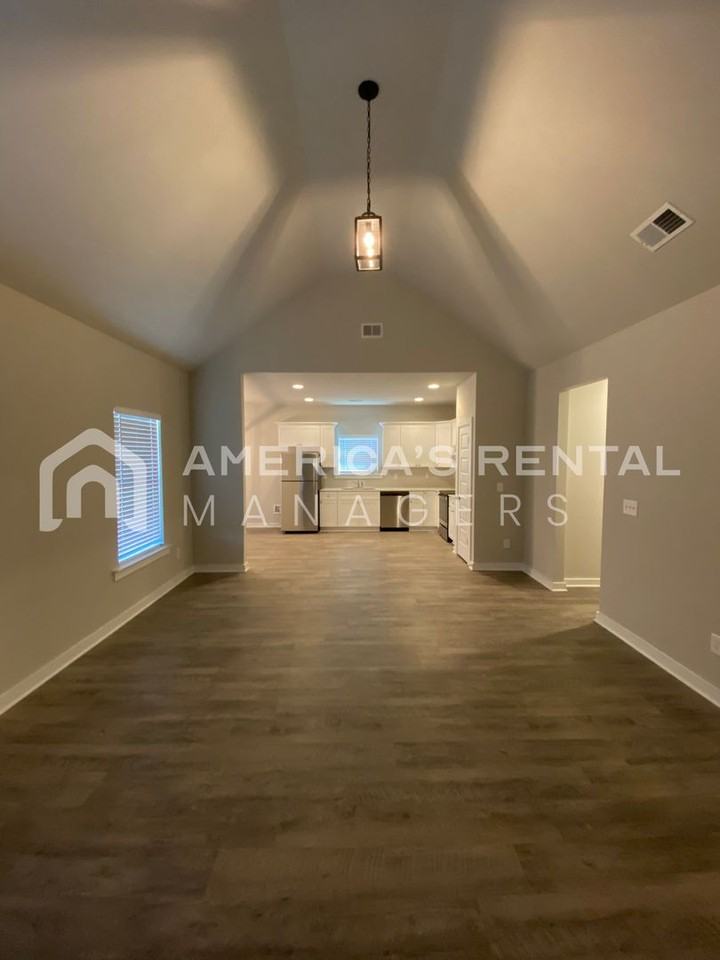 156 Wisconsin Ave - Photo 5 of 39