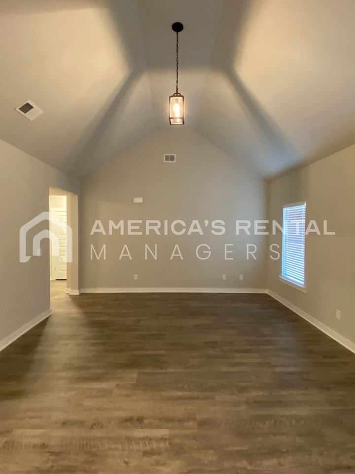 156 Wisconsin Ave - Photo 7 of 39