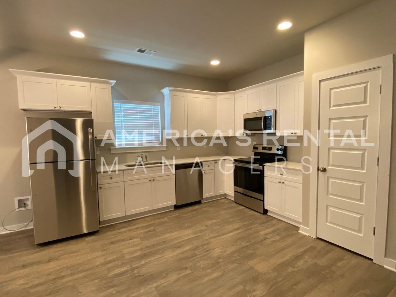 156 Wisconsin Ave - Photo 5 of 37