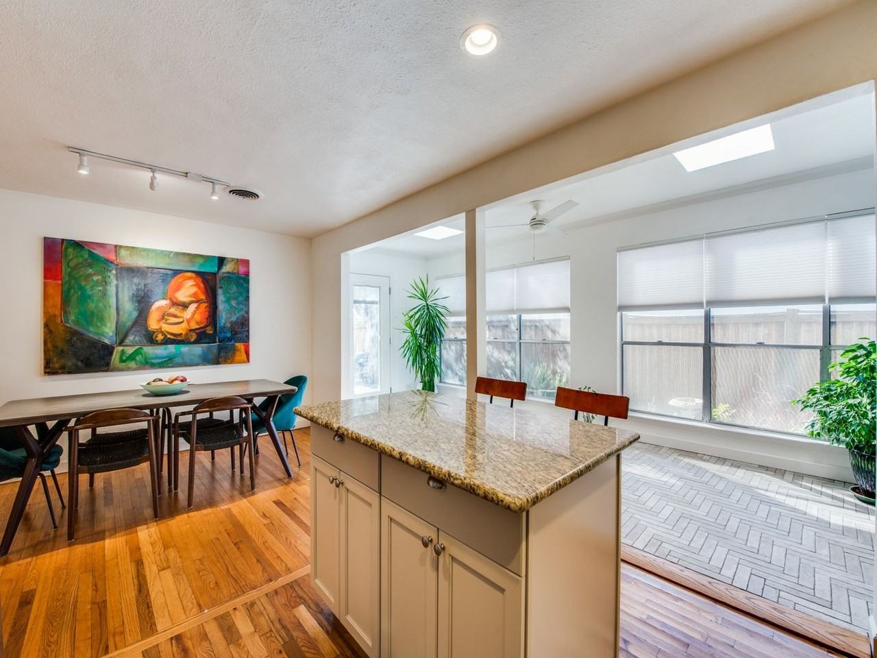 102 Wellesley Blvd - Photo 6 of 25