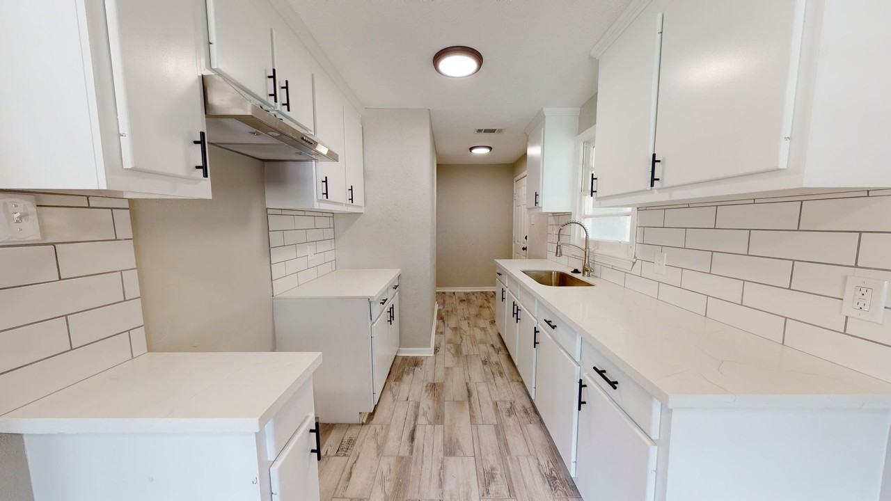 4833 N State St - Photo 4 of 11