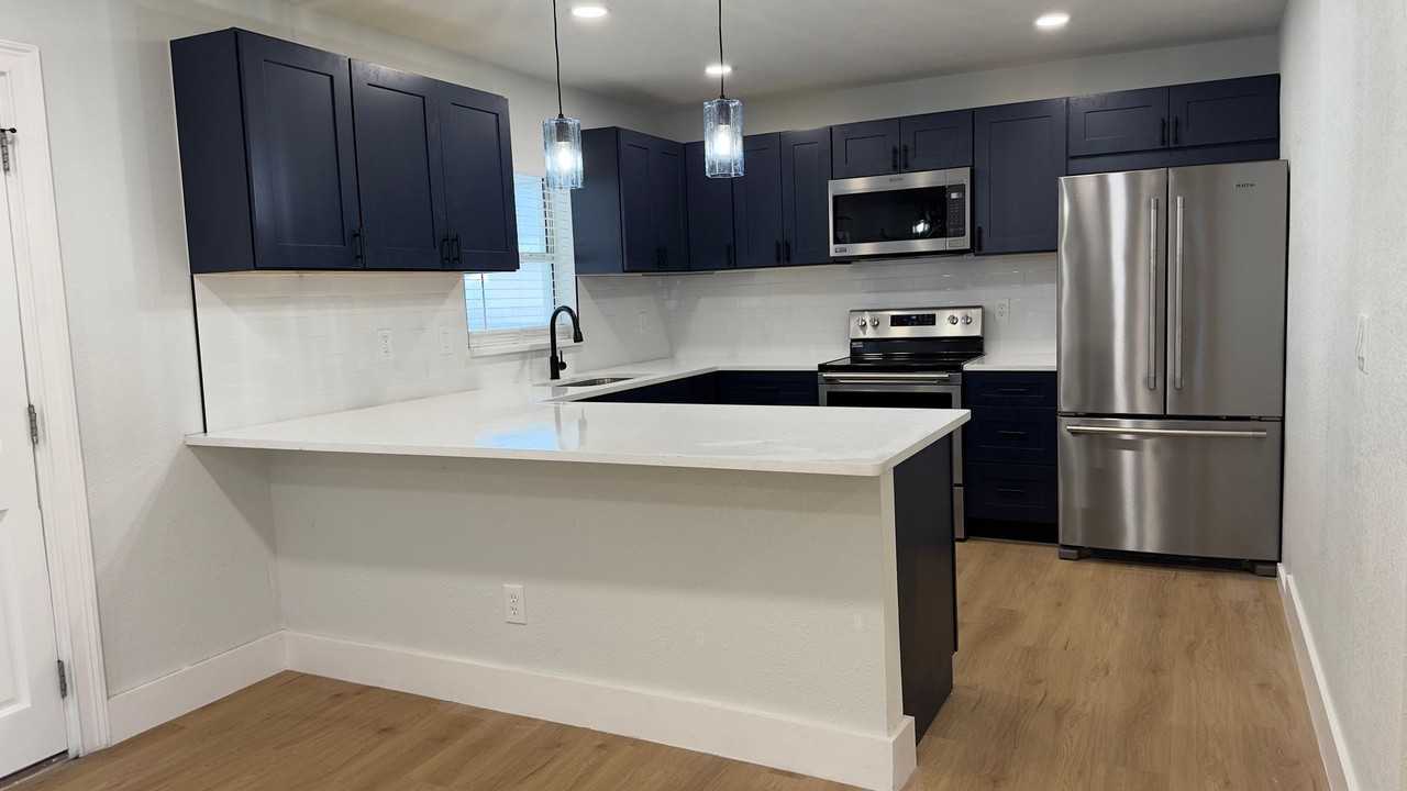 1824 Fredricksburg Ave - Photo 2 of 36