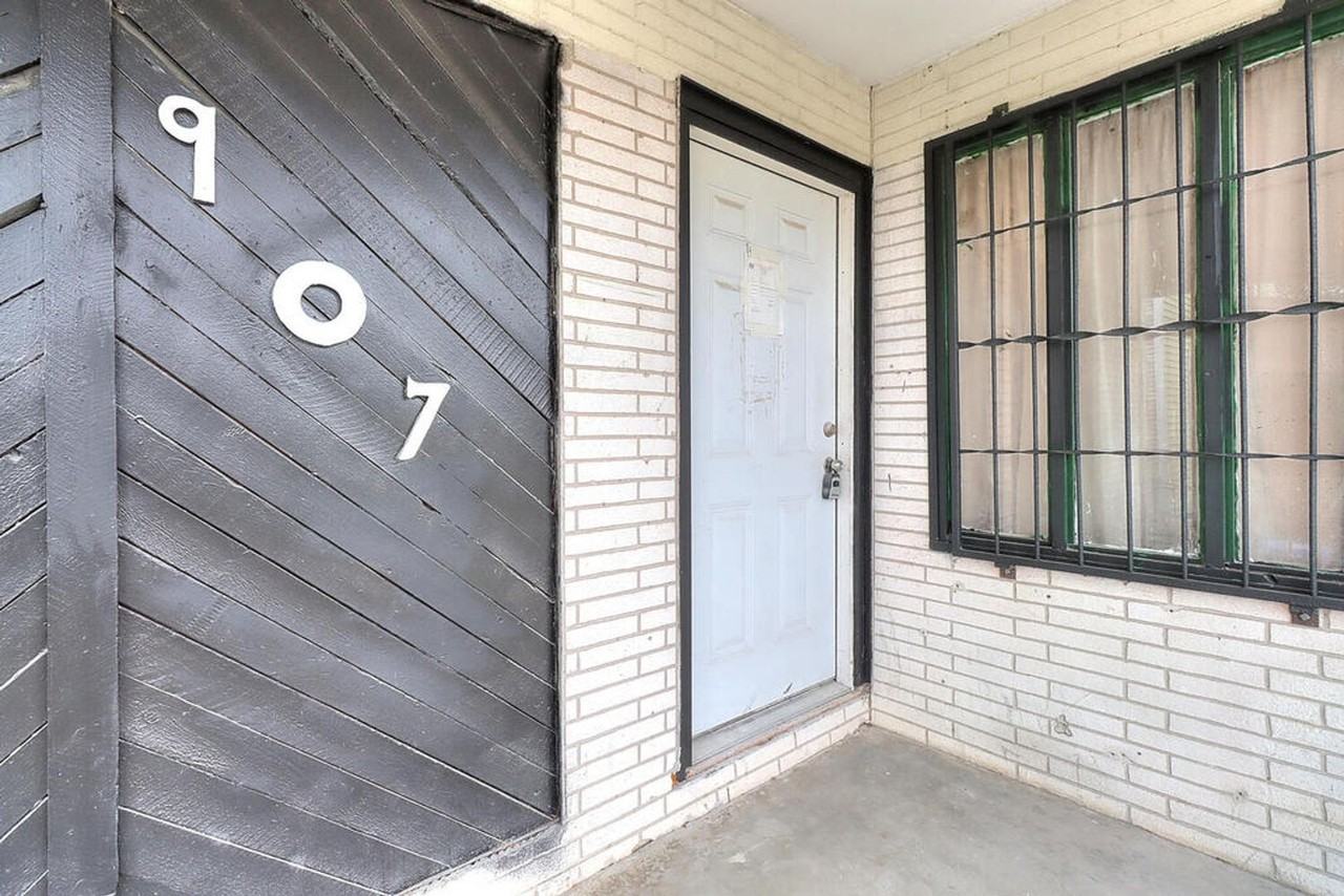 907 Laredo St - Photo 2 of 34