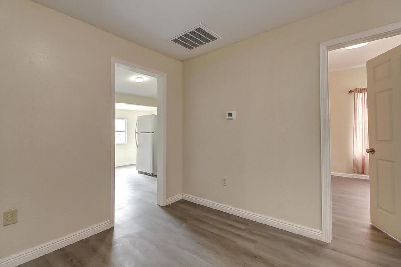 907 Laredo St - Photo 3 of 34