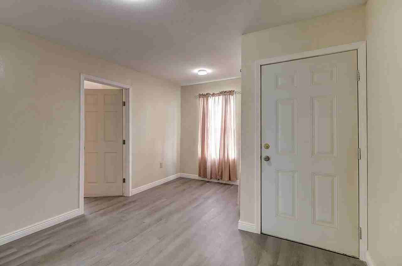 907 Laredo St - Photo 4 of 34