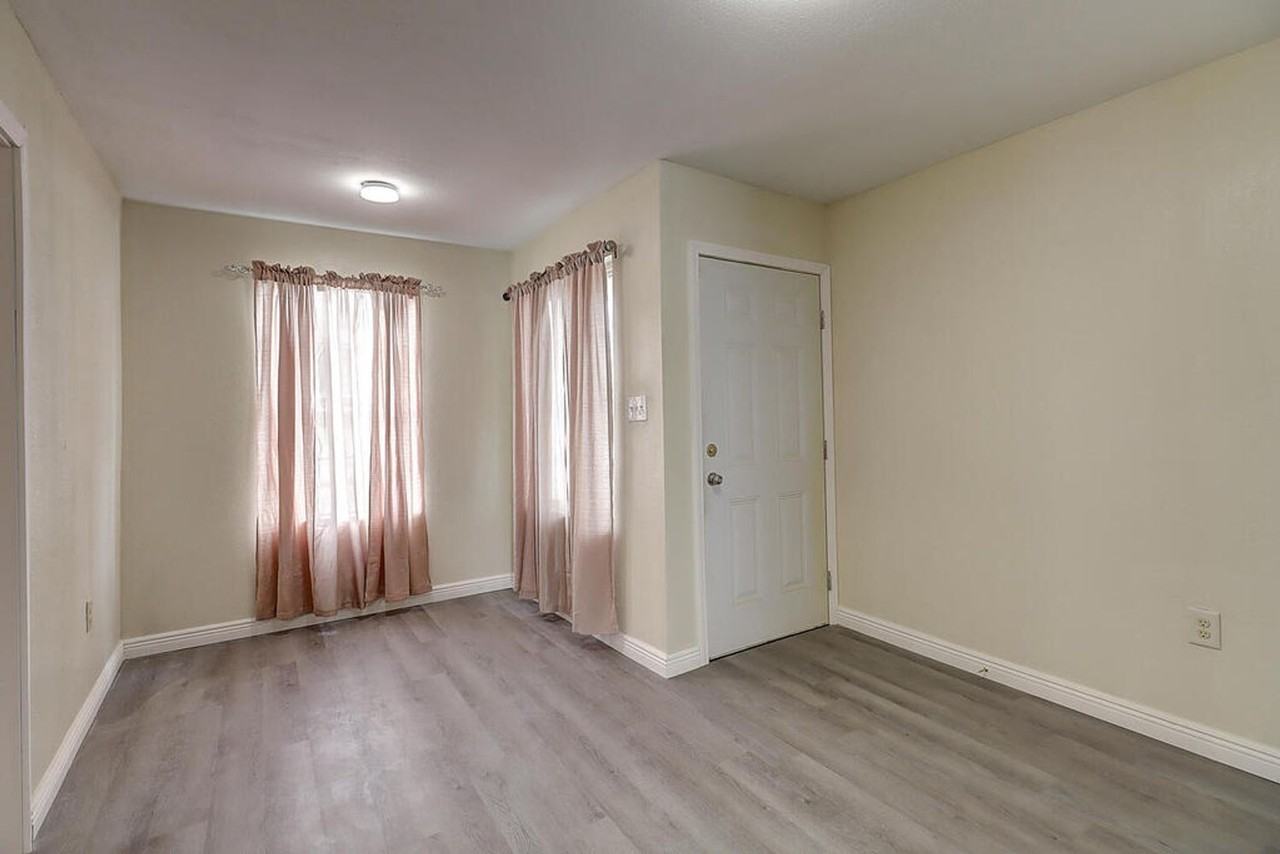 907 Laredo St - Photo 5 of 34