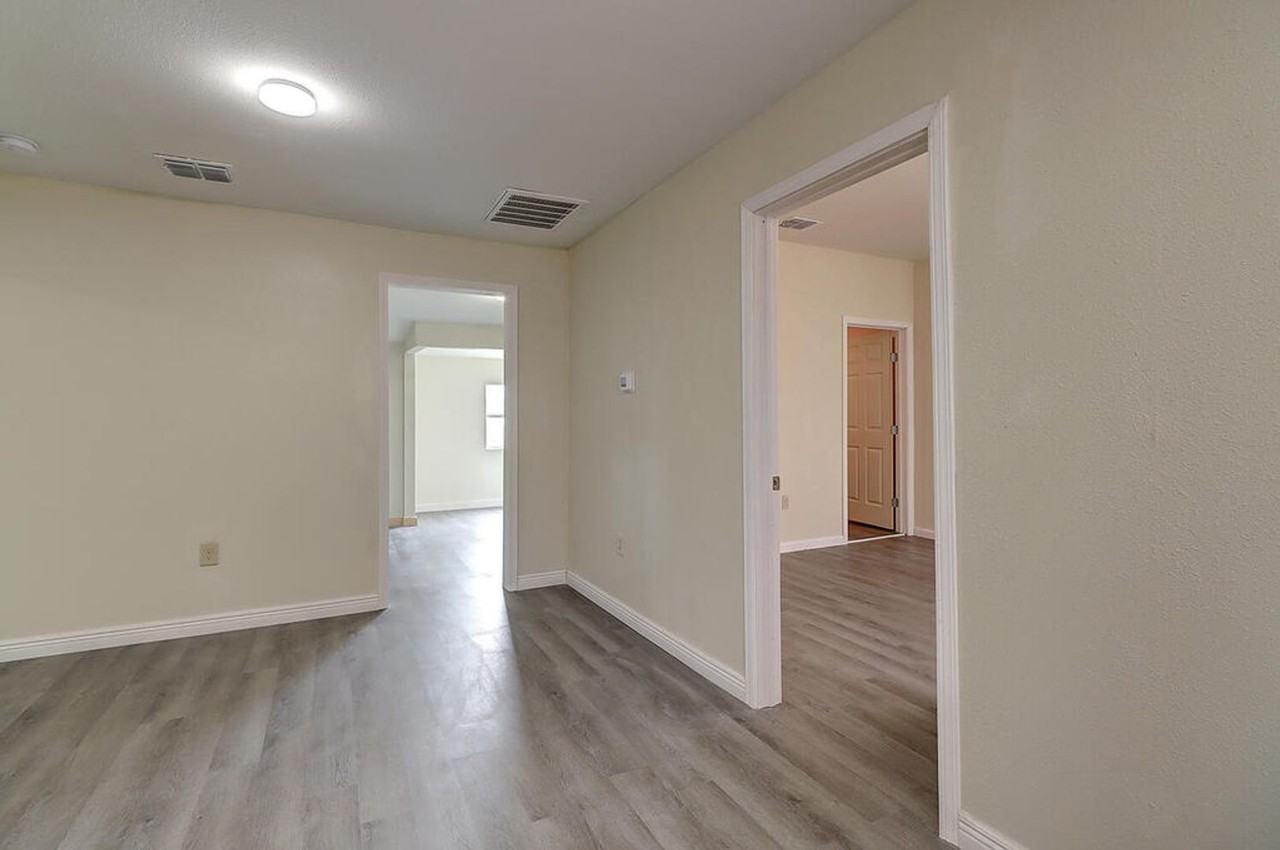 907 Laredo St - Photo 7 of 34