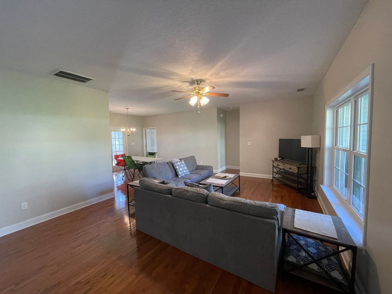 131 Eric Dr - Photo 3 of 19