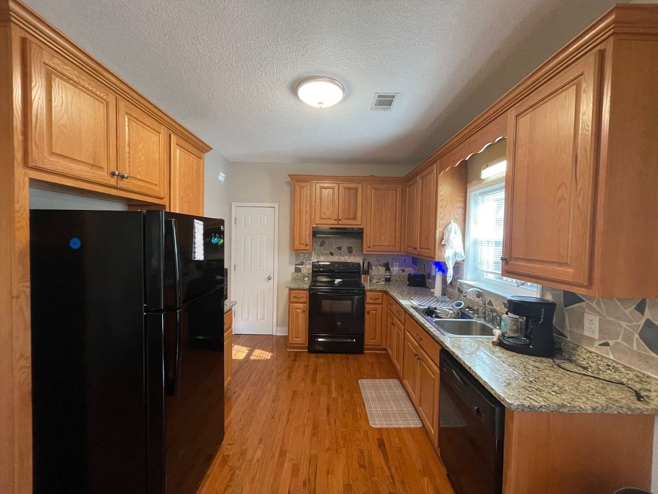 131 Eric Dr - Photo 4 of 19