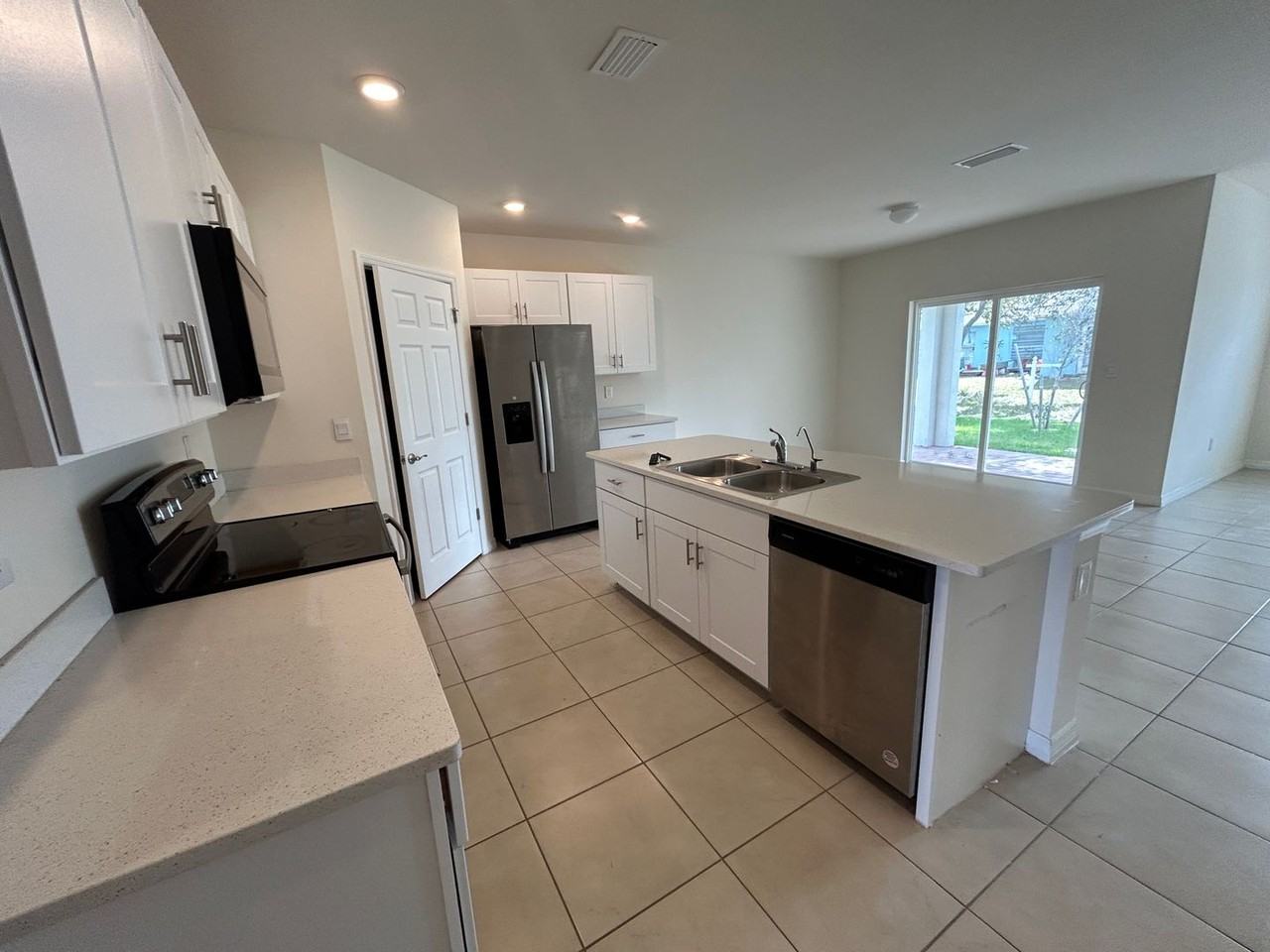 1630 Nw 11th Ter - Photo 3 of 15