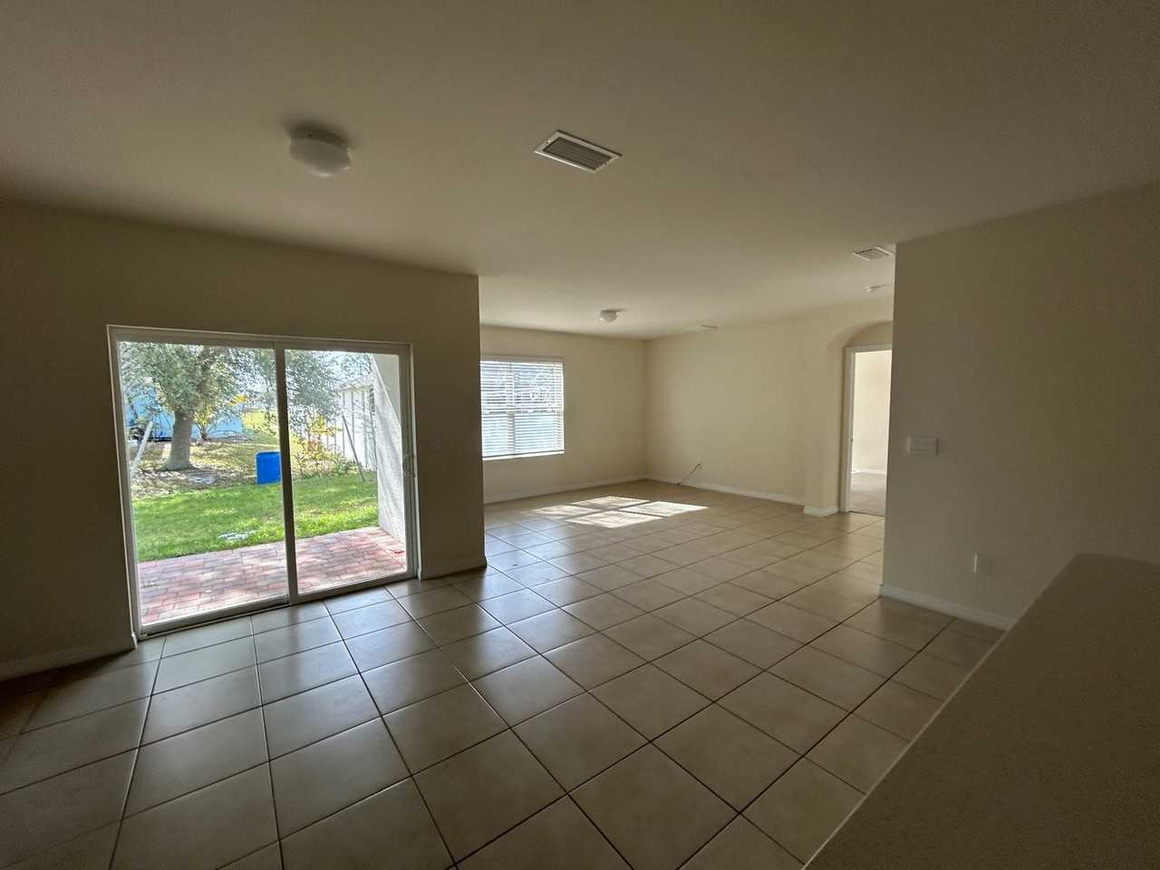 1630 Nw 11th Ter - Photo 5 of 15