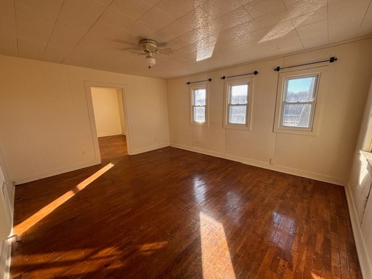 202 1/2 Pine St - Photo 3 of 9
