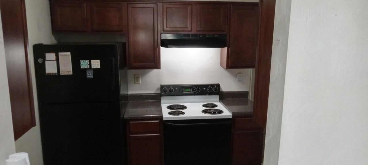 196 Greenfield Cres - Photo 3 of 9