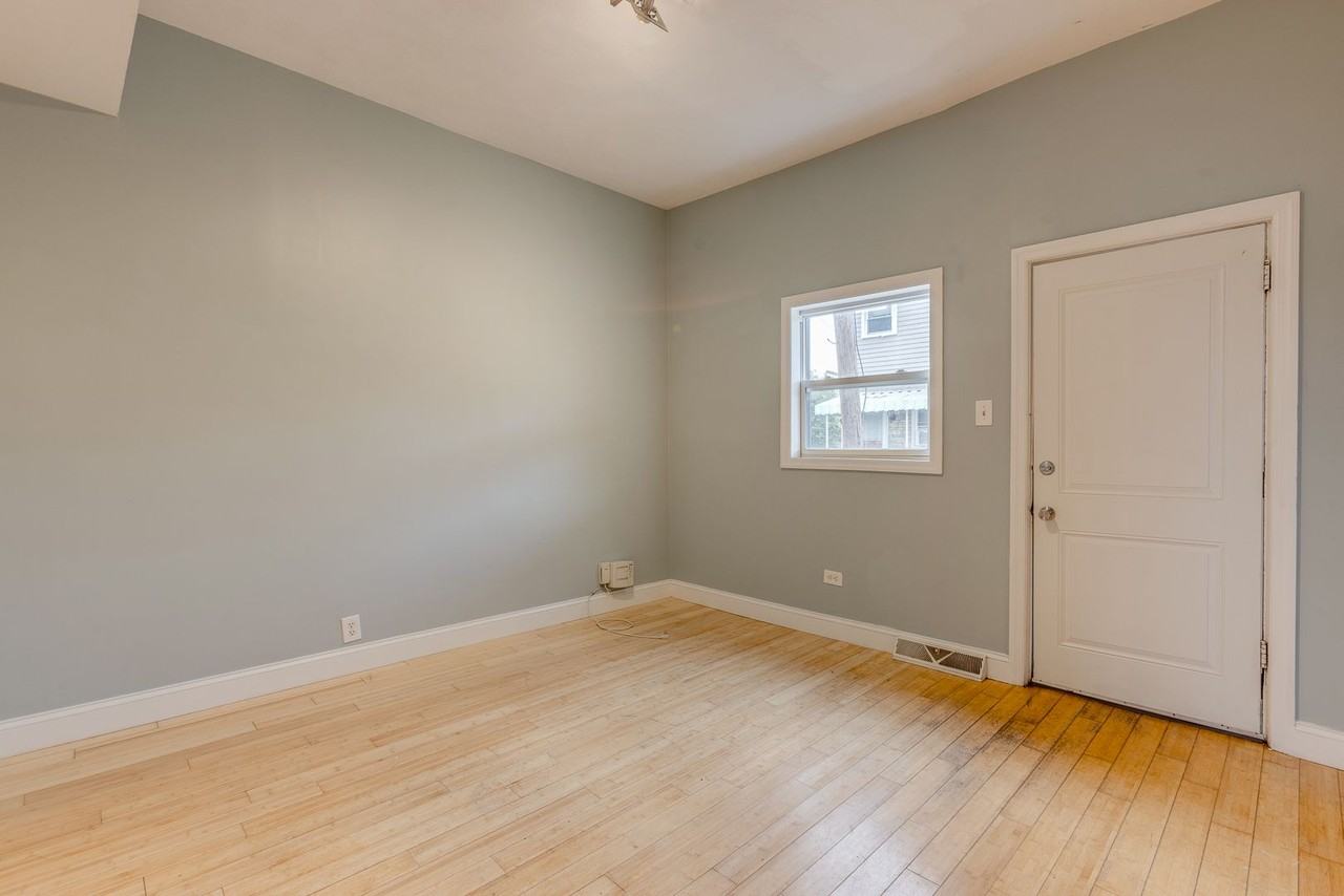 2319 Berg St - Photo 5 of 43