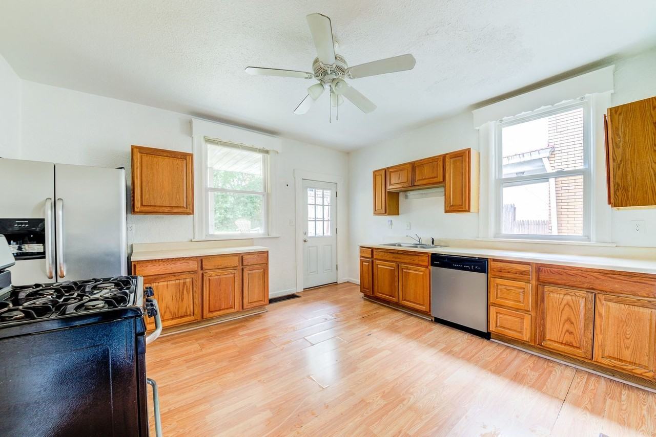 425 Edgemont St - Photo 2 of 17