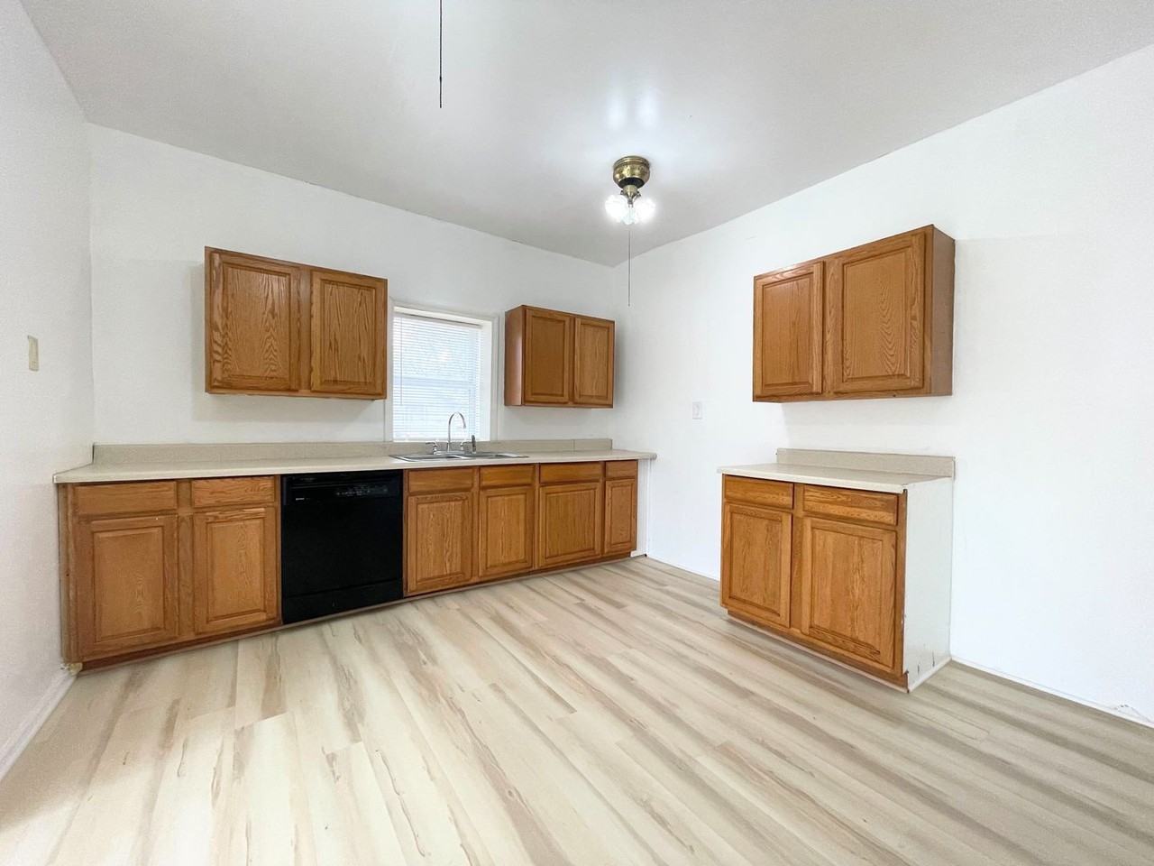301 N Burr St - Photo 5 of 18