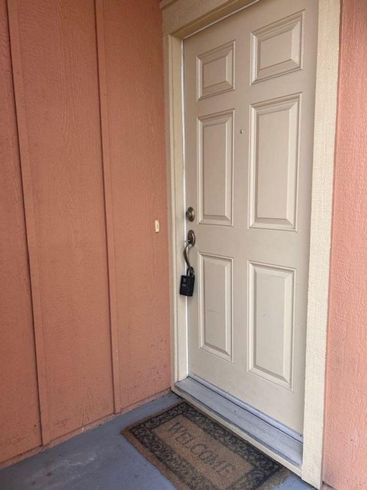 2233 Versailles St - Photo 2 of 15