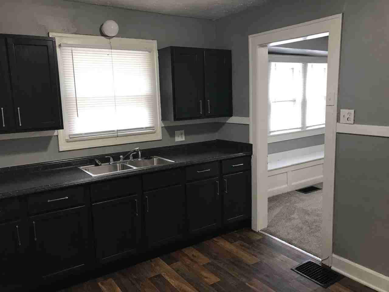 1039 W 36th St - Photo 7 of 12