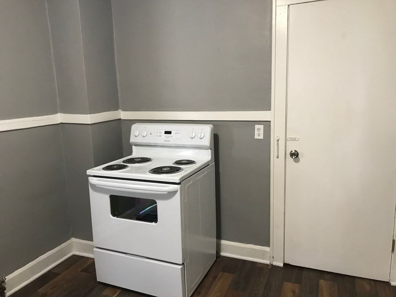 1039 W 36th St - Photo 6 of 12