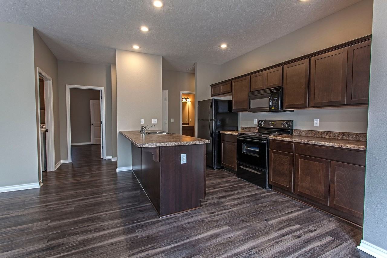 1117 E Latoka St - Photo 2 of 7