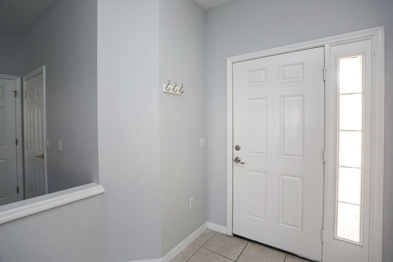 937 Hampton Cir - Photo 7 of 47