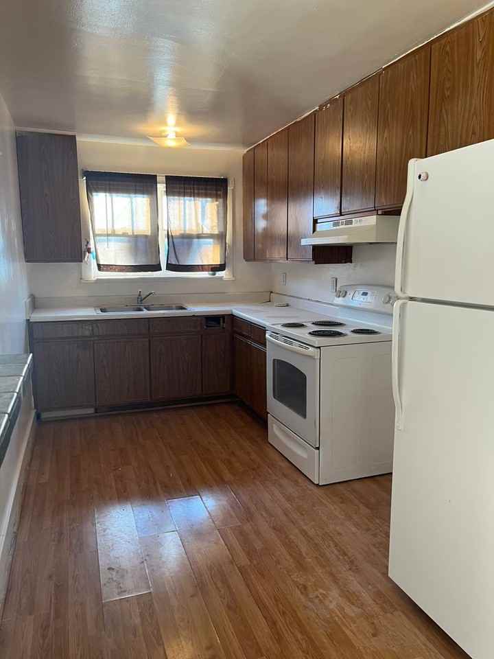 623 Cedar St - Photo 4 of 9