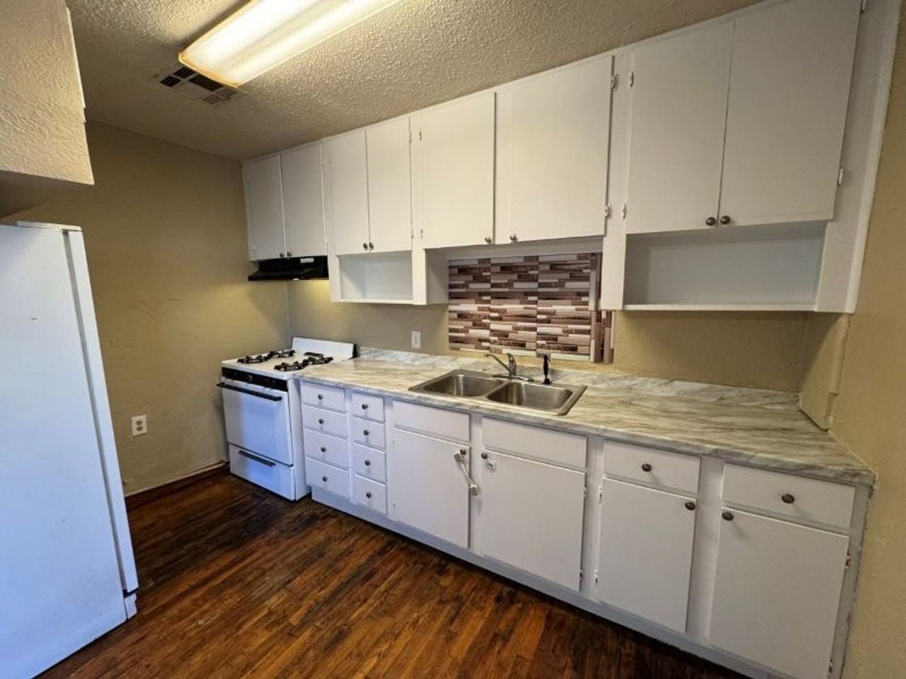 3215 S Brock Dr - Photo 4 of 12