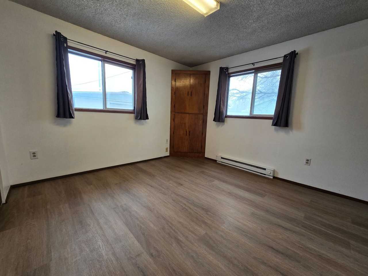 203 E Railroad Ave - Photo 3 of 34