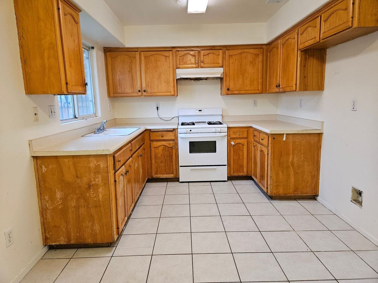 898 Oakmont St - Photo 2 of 3
