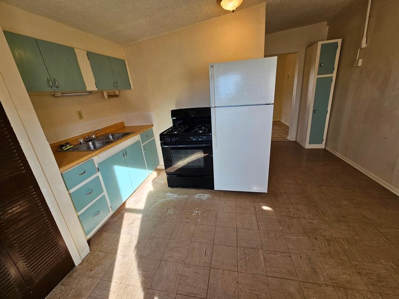 2507 Alaska Ave #B - Photo 2 of 13