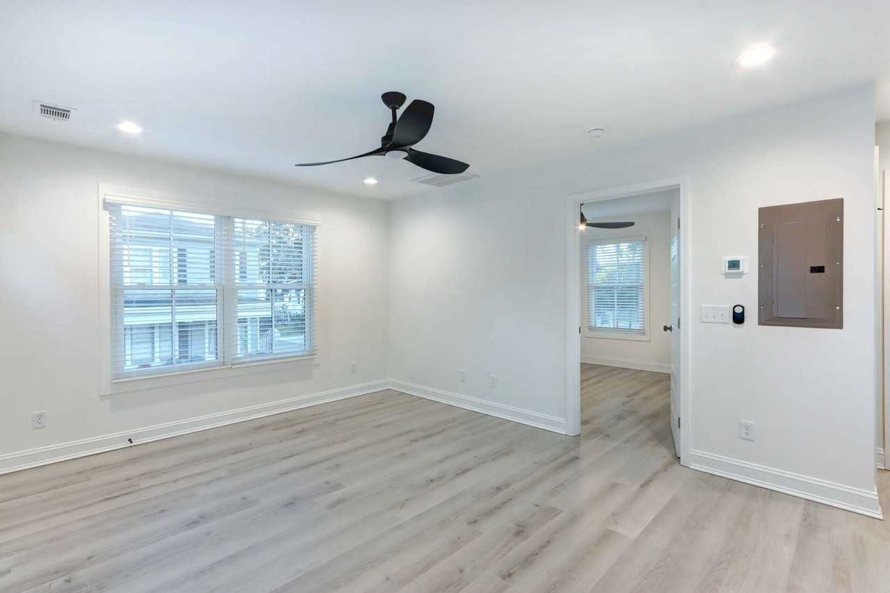 226 W 39th St - Photo 3 of 13