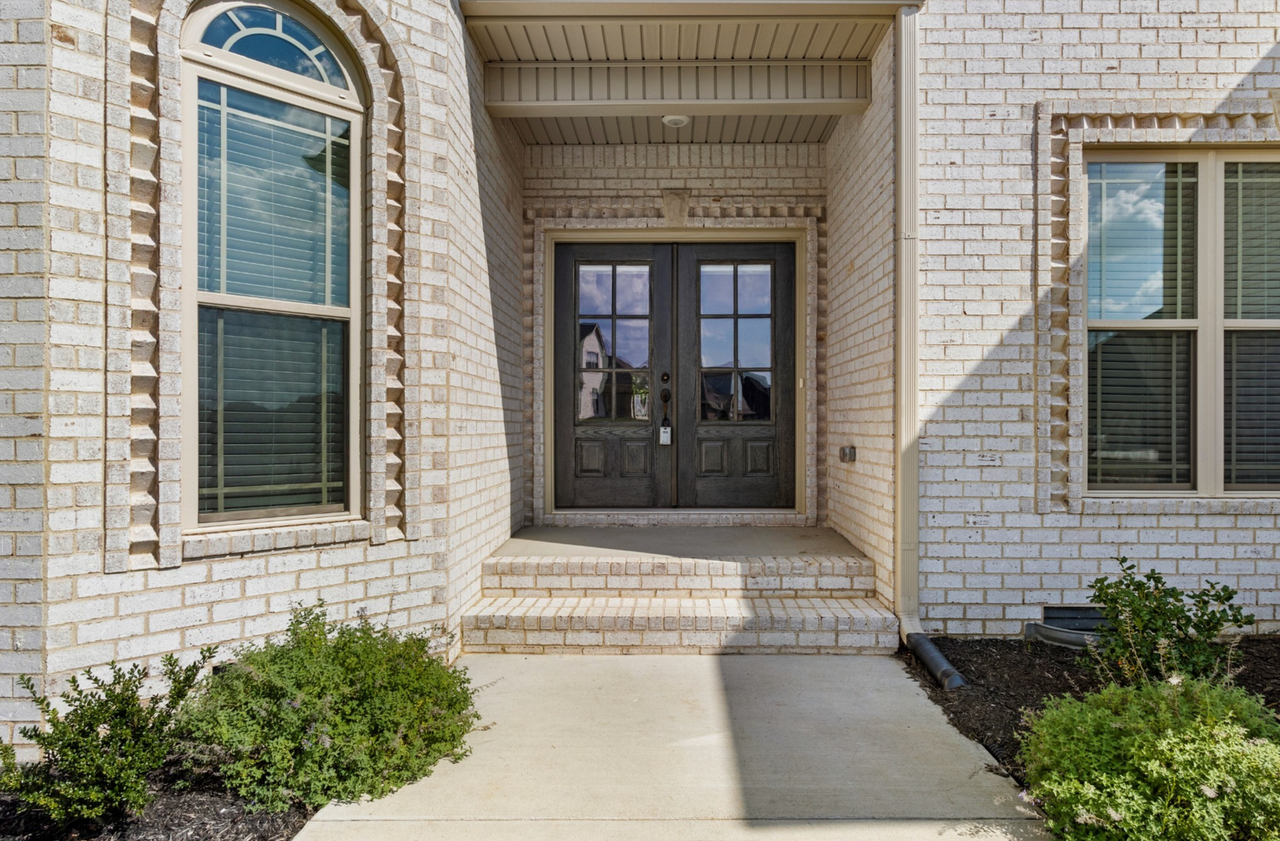 1117 Archibald Dr - Photo 3 of 40