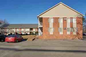 featured image of 2414 Memorial Blvd #7