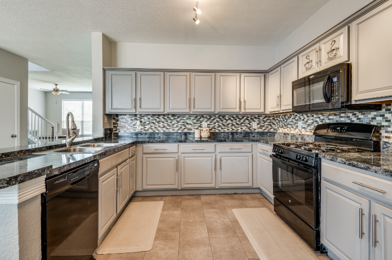 817 Pryor Dr - Photo 3 of 10