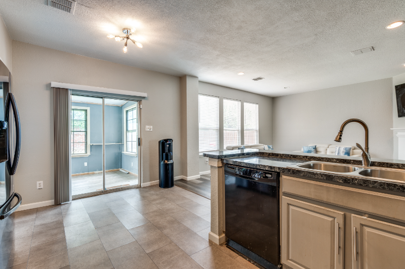 817 Pryor Dr - Photo 4 of 12