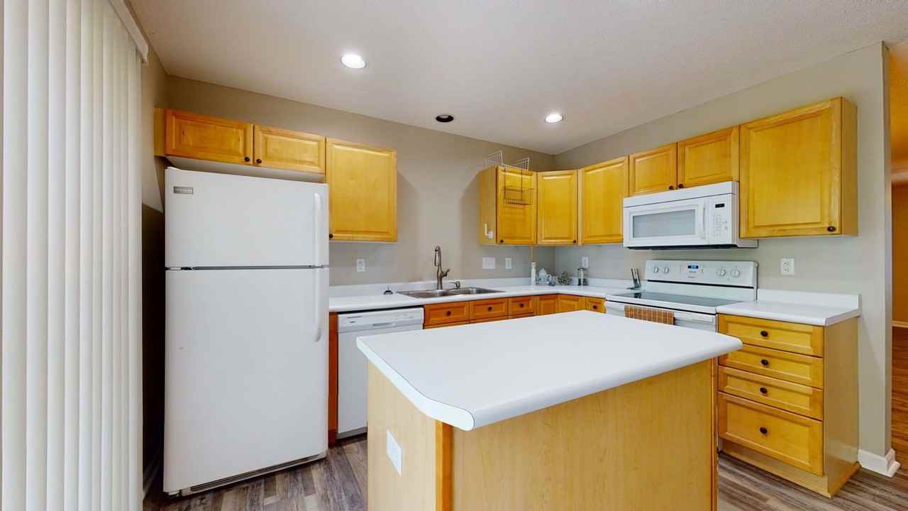 670 Emerald Cove Dr - Photo 3 of 32