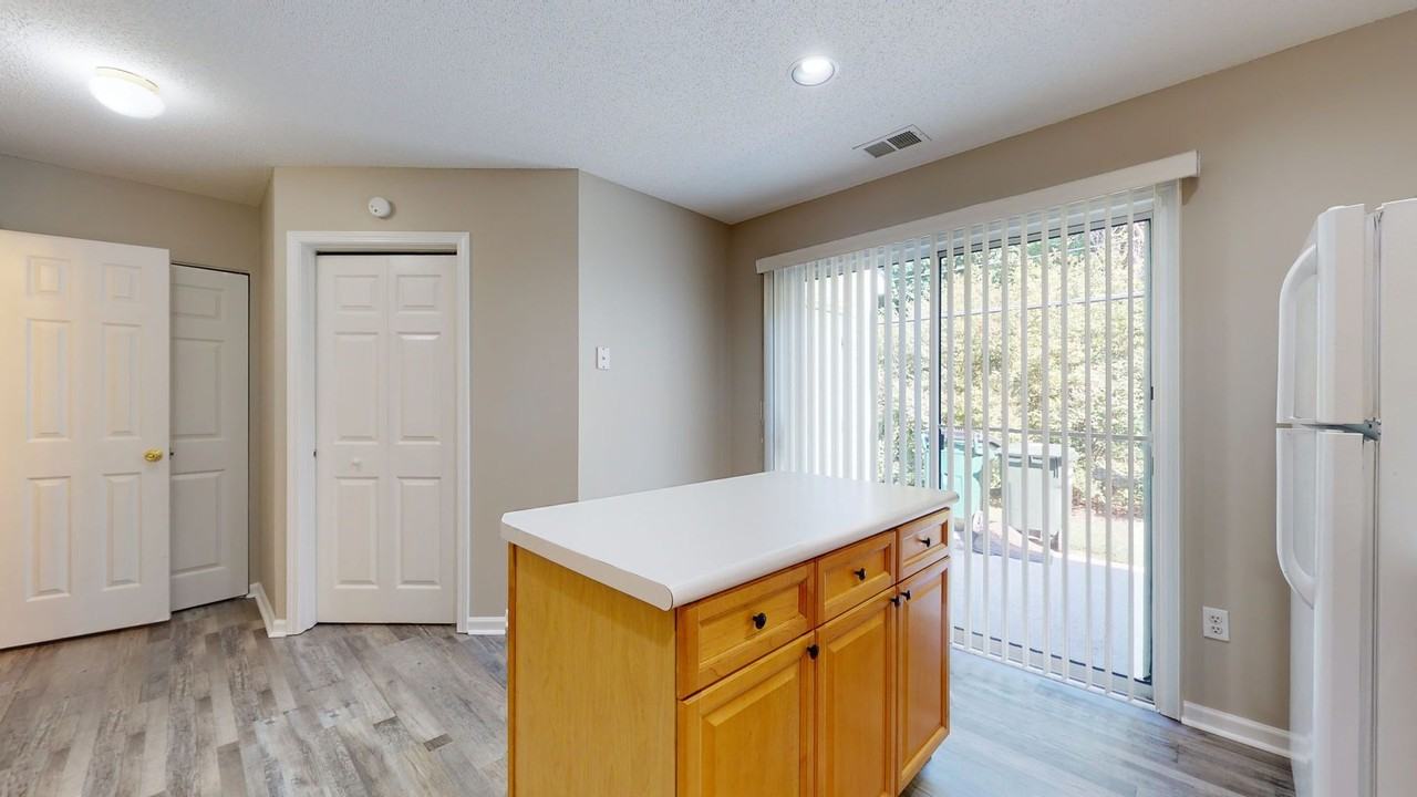 670 Emerald Cove Dr - Photo 4 of 32