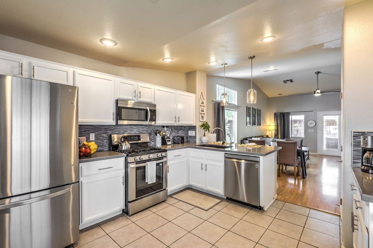 2317 Mountain Sunset Ave - Photo 3 of 26