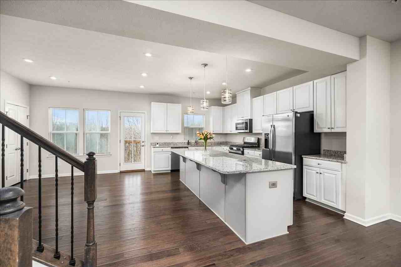 146 Curtis Ct - Photo 3 of 26