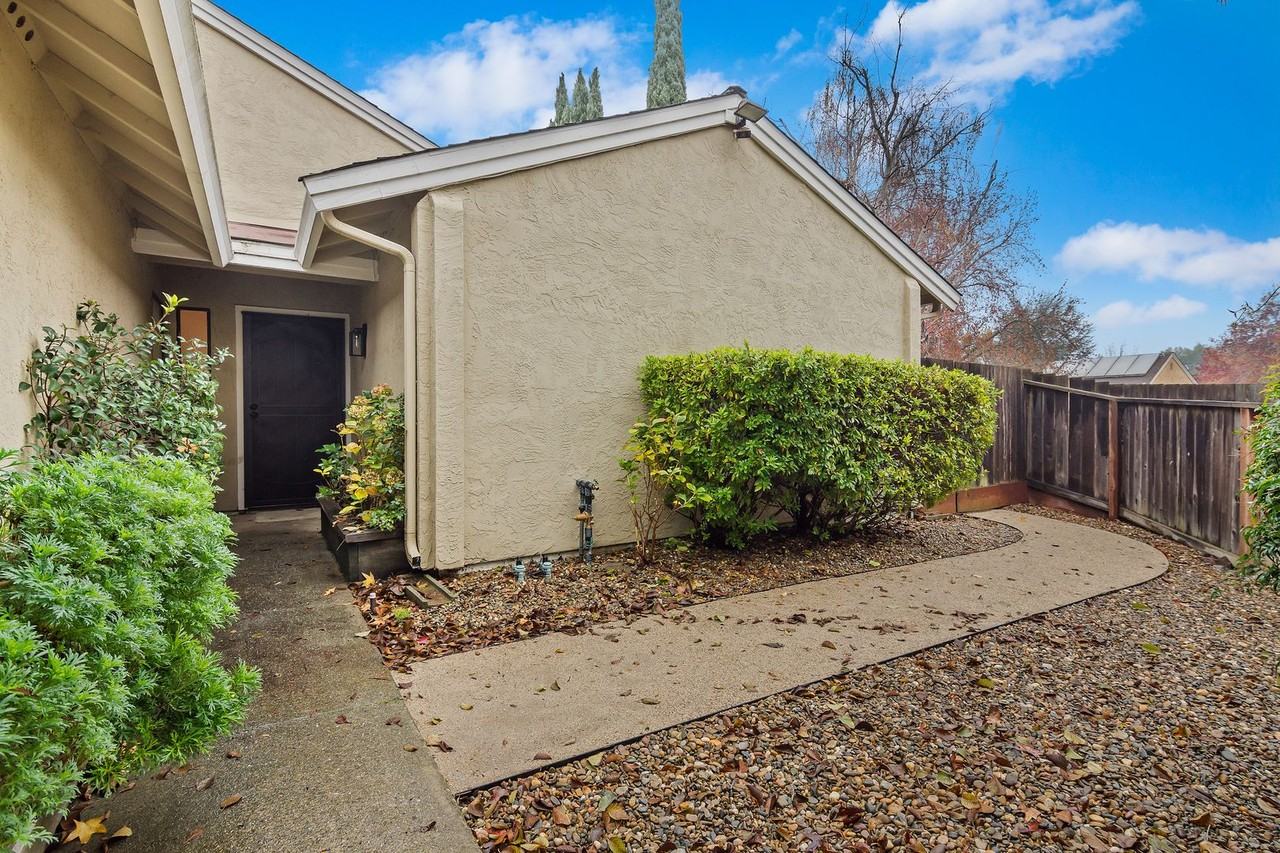 438 Heather Ct - Photo 4 of 27