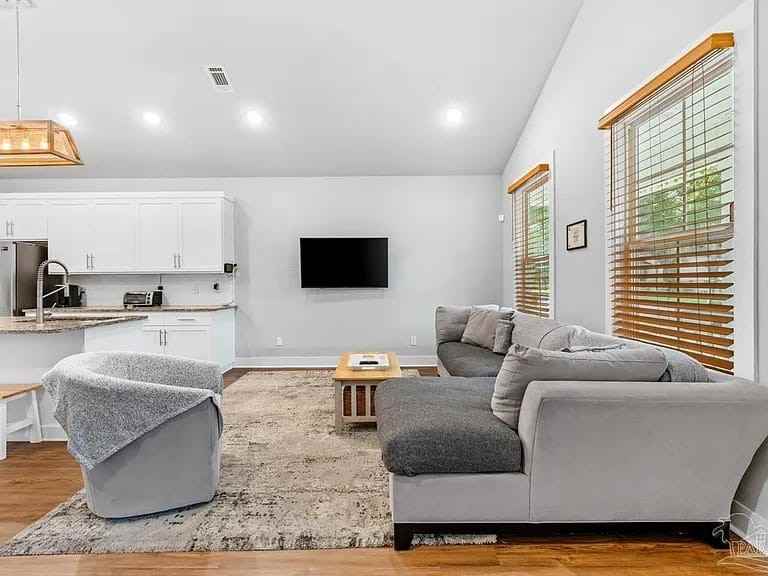 1010 N D St #NA - Photo 2 of 23