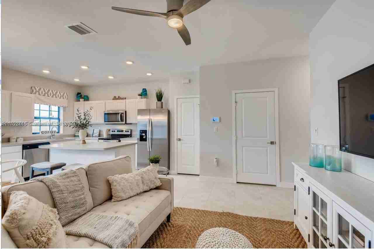 1140 Sw 7th Ct #1140 - Photo 2 of 8