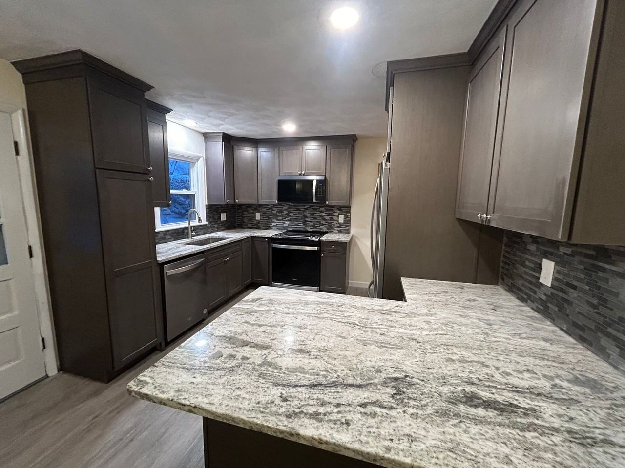58 Versailles St - Photo 6 of 28