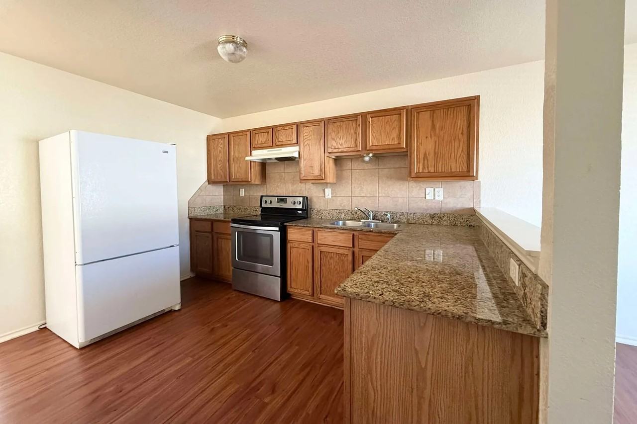 3307 Hereford Ln - Photo 2 of 10